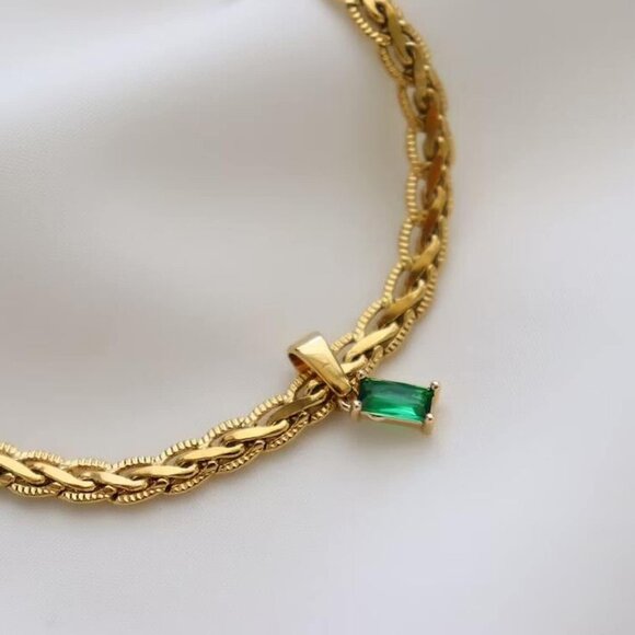 Elegant 18K Gold Plated Vintage Choker Necklace with Emerald Pendant & Zirconia - Picture 5 of 6